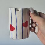 ماگ سرامیکی دستساز مدل مسافرتی قلبی راه راه - تصویر 6